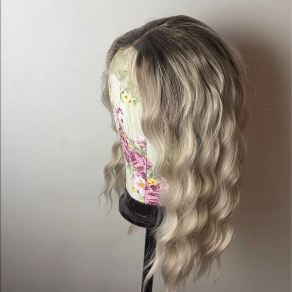 - 💫 18” PLATINUM BLONDE BROWN ROOTS WAVY LACE FRONT WIG * NEW* - Picture 1 of 11